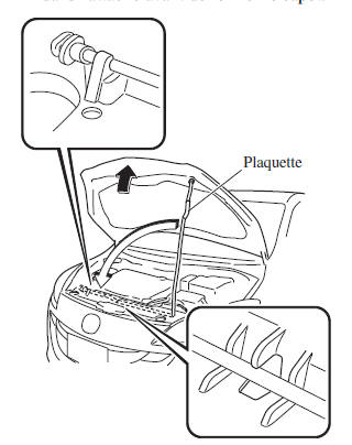 Mazda 5. Fermer le capot